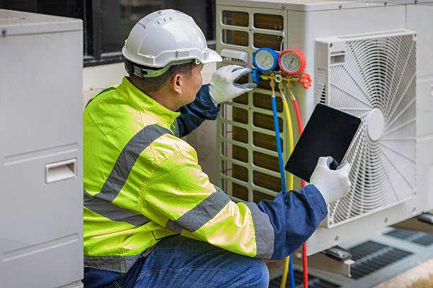 Professional Hvac technician working in Rosedale, CA